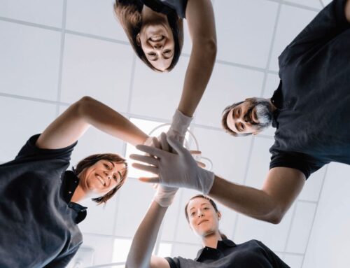 5 formas de conseguir que tu equipo hable bien de tu clínica (y quiera recomendarla)